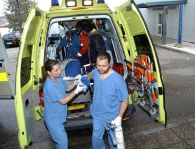Κακό μπελά βρήκαν οι διασώστες του ΕΚΑΒ - Ασθενής τους έκανε άνω- κάτω το όχημα
